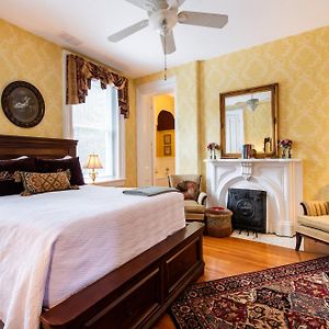 Deluxe Queen Suite